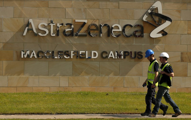 © Reuters. A sign is seen at an AstraZeneca site in Macclesfield