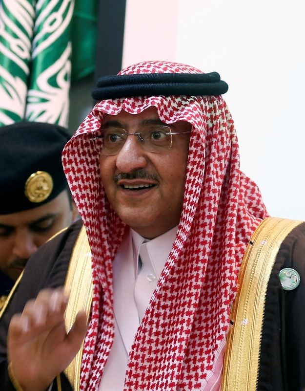 © Reuters. مسؤول سعودي ينفي أنباء تحديد إقامة ولي العهد السابق في القصر