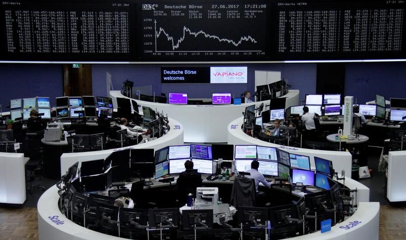 © Reuters. Trader alla borsa di Francoforte