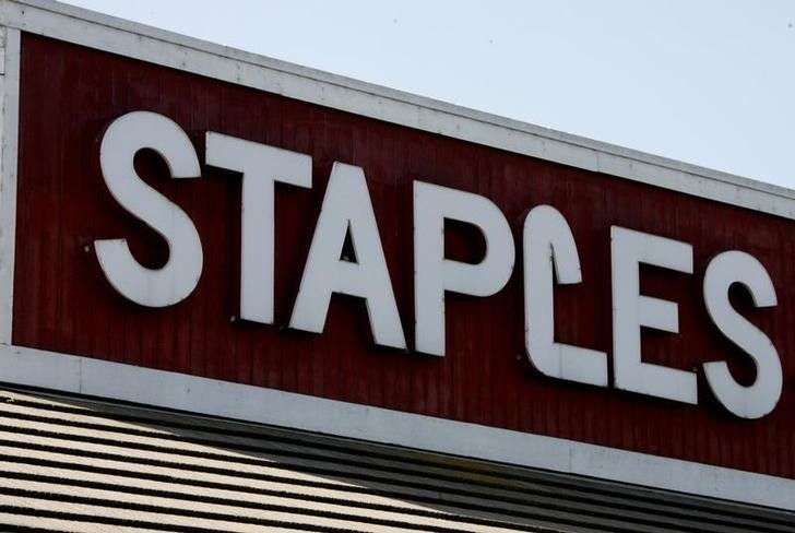 © Reuters. Вывеска на магазине Staples