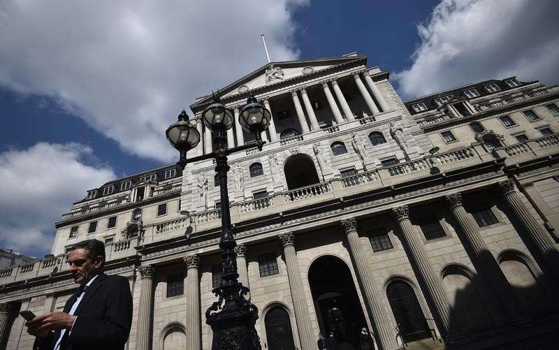 © Reuters. A man stands outside the Bank of England in the City of London