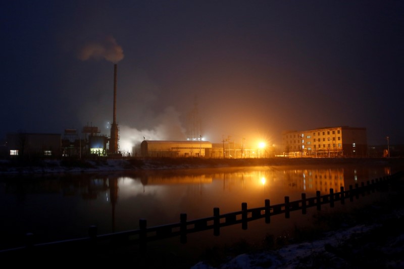 © Reuters. FILE PHOTO: Steam and smoke rise from a factory in the Guantao Chemical Industry Park in Handan