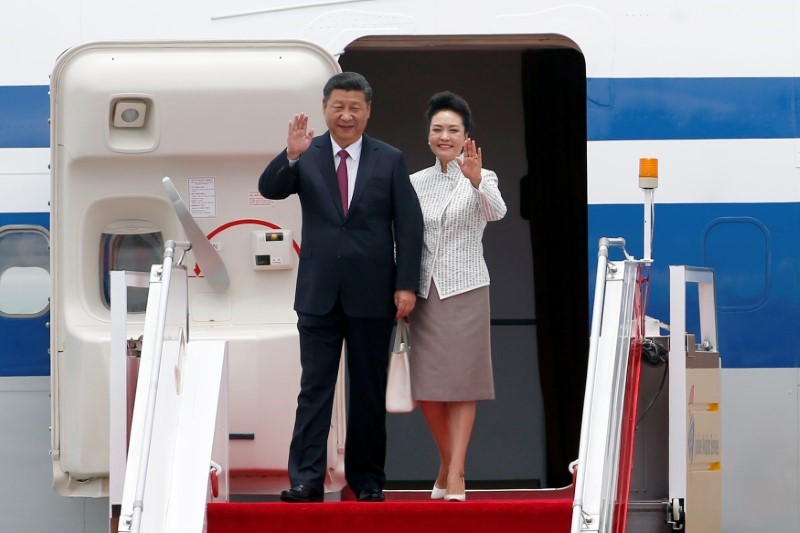 © Reuters. Presidente chinês, Xi Jinping, e esposa, Peng Liyuan, no aeroporto de Hong Kong