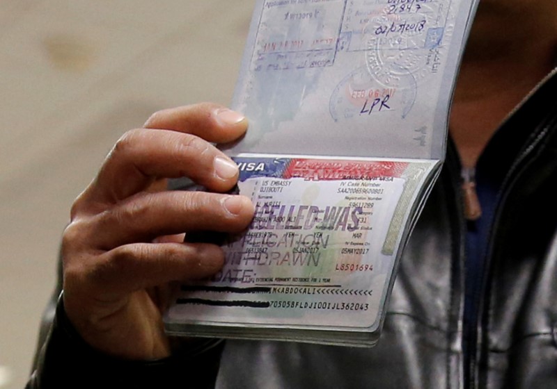 © Reuters. Cidadão do Iêmen que teve entrada negada nos Estados Unidos devido a restrição de viagens, mostra visto cancelado em passaporte, na Virgínia