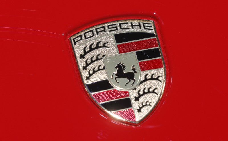 © Reuters. Porsche logo is seen at the 2017 New York International Auto Show in New York