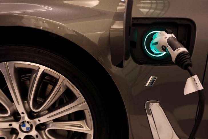 © Reuters. A BMW plug-in hybrid vehicle is seen in a BMW shop at Siam Paragon mall in Bangkok