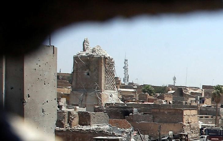 © Reuters. Minarete destruído da mesquita Al-Nuri (E) é retratado através de um buraco na Cidade Velha em Mosul