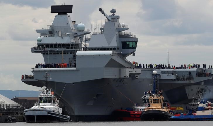 © Reuters. Porta-aviões britânico HMS Queen Elizabeth em Rosyth, na Escócia