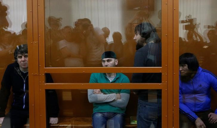© Reuters. Eskerkhanov, Gubashev, Dadayev and Gubashev, who are suspected of involvement in the killing of opposition figure Nemtsov, attend a hearing at the Moscow military district court