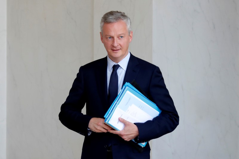 © Reuters. French Finance Minister Bruno Le Maire leaves after the weekly cabinet meeting at the Elysee Palace in Paris, France