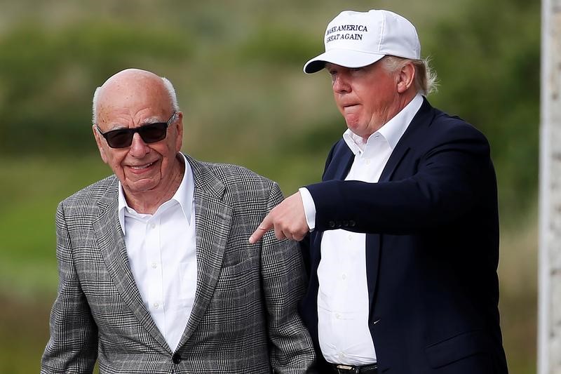 © Reuters. Republican presidential candidate Donald Trump speaks to media mogul Rupert Murdoch as they walk out of Trump International Golf Links in Aberdeen