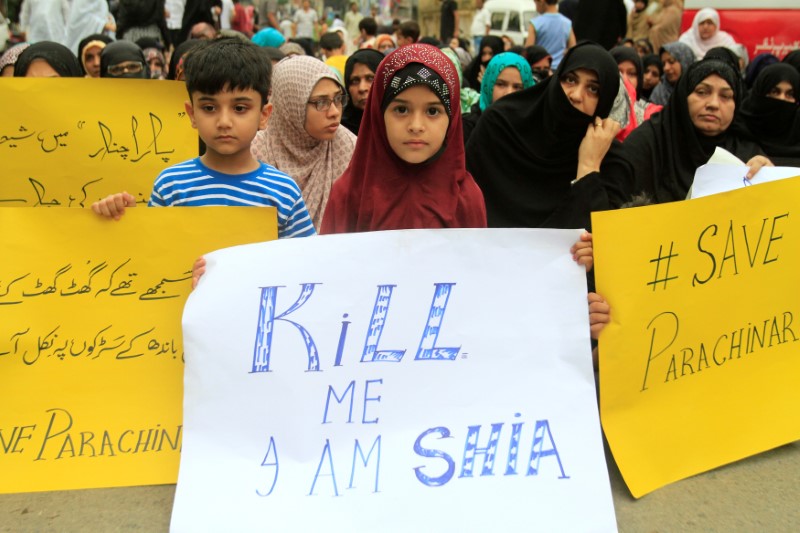 © Reuters. Protesto contra falta de segurança fornecida aos moradores na cidade de Parachinar, no Paquistão