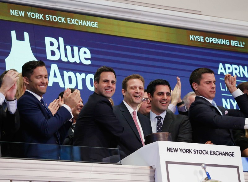 © Reuters. Blue Apron CEO Matthew B. Salzberg celebrates with co-founders Ilia Papas and Matt Wadiak during the company's IPO on the New York Stock Exchange in New York