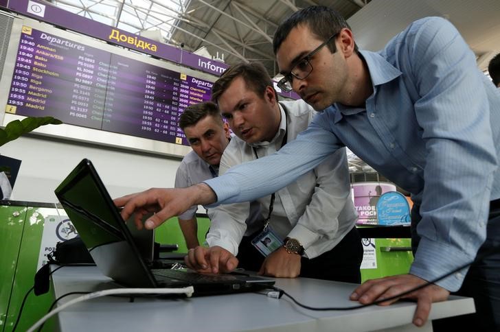 © Reuters. Technicians work on a flight timetable for the airport's site at the capital's main airport, Boryspil, outside Kiev