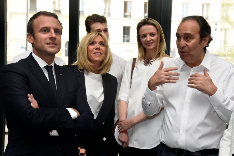© Reuters. France's President Emmanuel Macron and his wife Brigitte speak with French entrepreneur and businessman Xavier Niel during the inauguration of start-ups incubator 