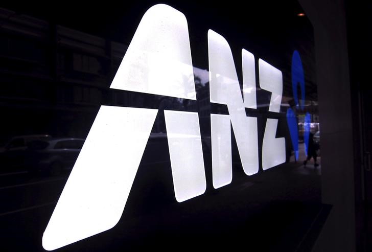 © Reuters. A man walks past a branch of the Australia and New Zealand Banking Group Ltd (ANZ) in Sydney
