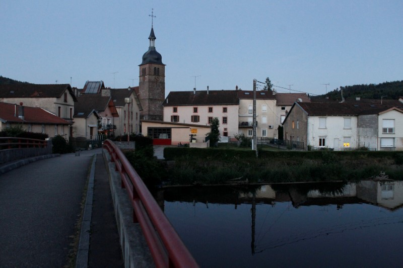 © Reuters. A bridge crosses over the Vologne river at dusk in Docelles