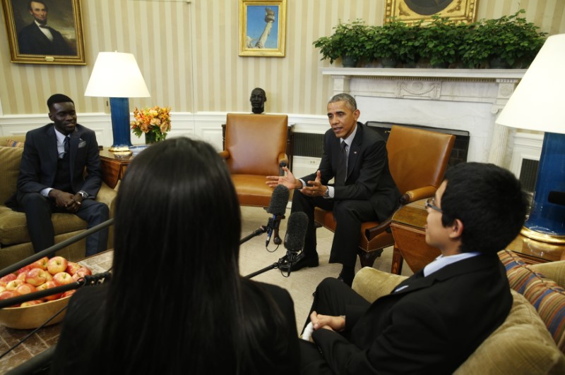 © Reuters. U.S. President Obama meets with a group of "dreamers" who have received Deferred Action for Childhood Arrivals at the White House