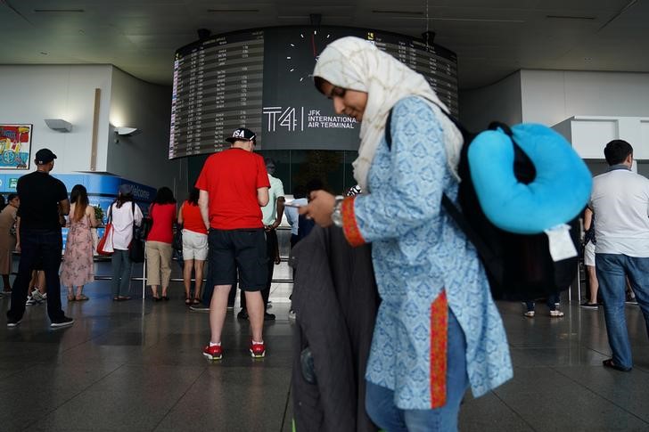 © Reuters. Passageiros aguardam por voos em aeroporto em Nova York