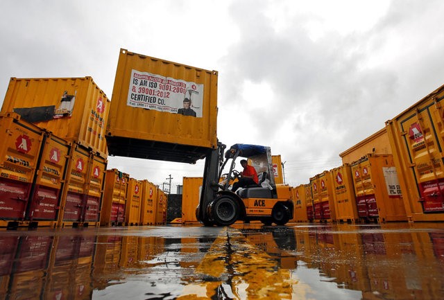© Reuters. A forklift operator stacks containers at the godown of Agarwal Packers and Movers Ltd. on the outskirts of Mumbai