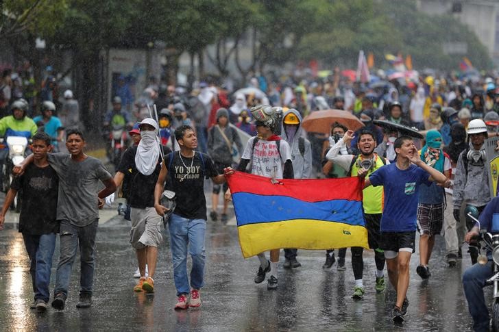 © Reuters. Manifestantes protestam contra Maduro em Caracas