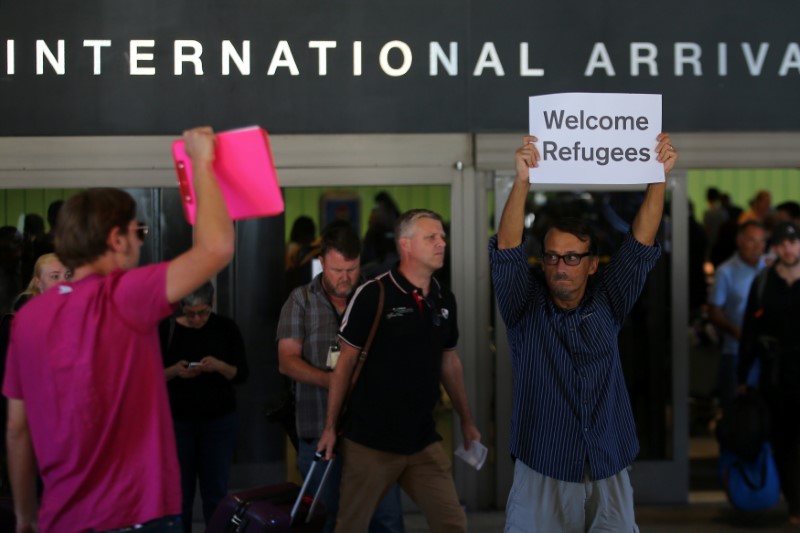 © Reuters. Man demonstrates at LAX over reinstatment of U.S. President Donald Trump's travel ban