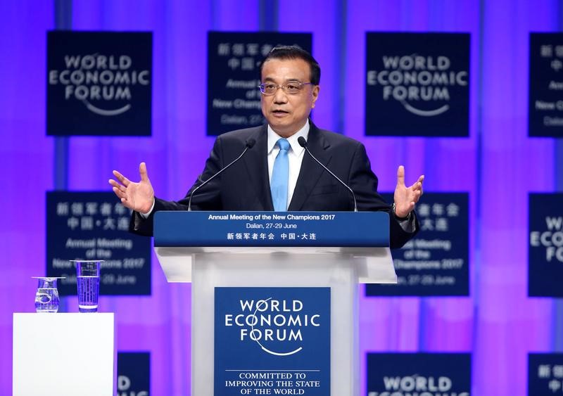 © Reuters. Chinese Premier Li Keqiang delivers an opening speech at the World Economic Forum in Dalian