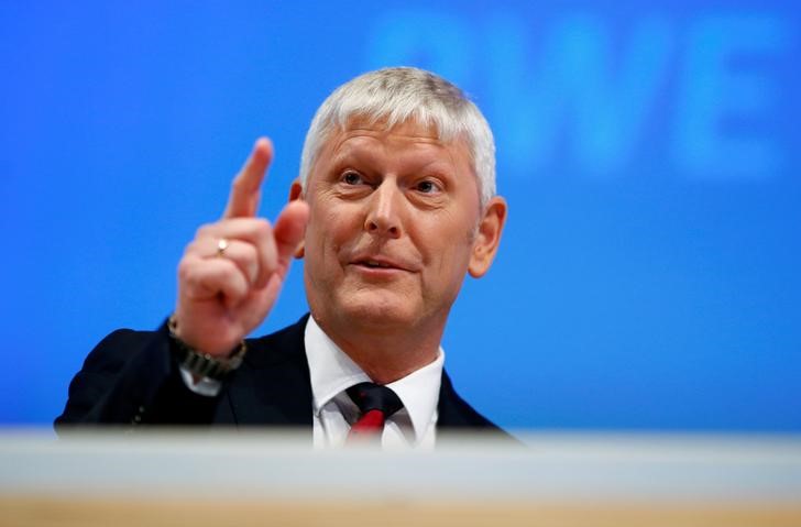 © Reuters. CEO of German power supplier RWE Rolf Martin Schmitz attends the company's annual shareholders meeting in Essen