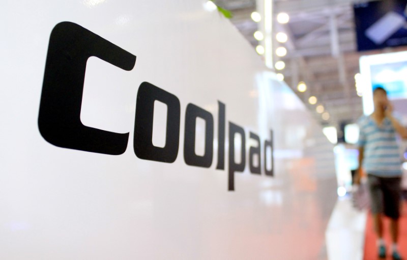 © Reuters. A visitor walks past a Coolpad stand at an exhibition in Nanjing