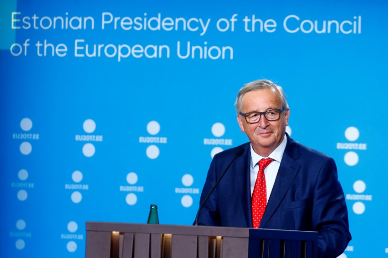 © Reuters. President of the EU Commission Juncker listens during a news conference in Tallinn