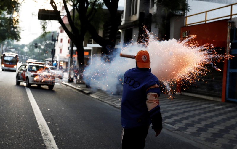 © Reuters. Confronto entre membro do Movimento dos Sem-Teto e polícia, durante protesto contra reformas trabalhista e da Previdência em São Paulo