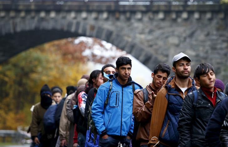 © Reuters. Imigrantes são vistos após atravessarem fronteira entre Alemanha e Áustria na cidade alemã de Passau