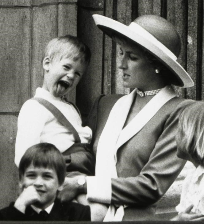 © Reuters. Princesa Diana, do Reino Unido, com filhos Harry e William no Palácio de Buckingham, em Londres