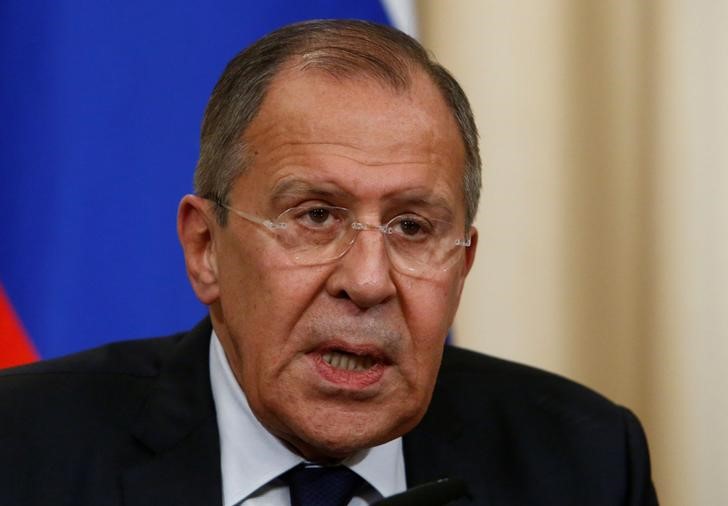 © Reuters. Russian Foreign Minister Lavrov speaks during a joint news conference with French Foreign Minister Le Drian following their meeting in Moscow