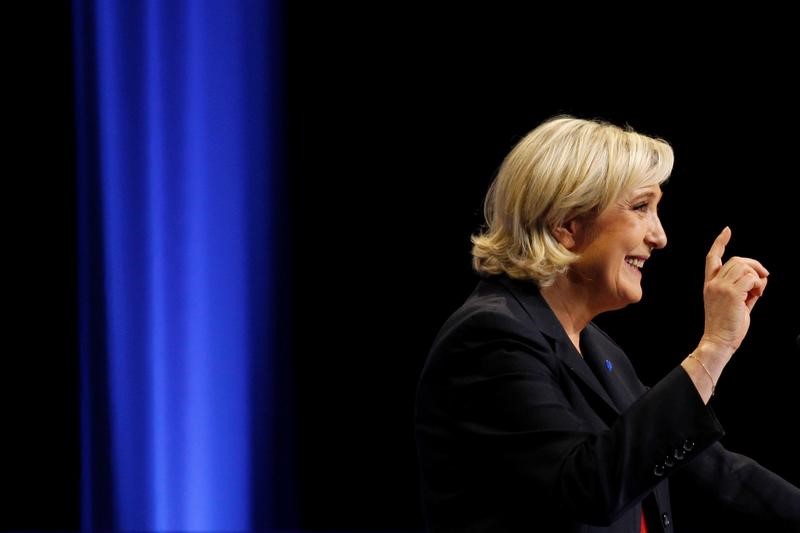 © Reuters. مصدر: التحقيق مع زعيمة اليمين المتطرف في فرنسا بتهمة خيانة الأمانة