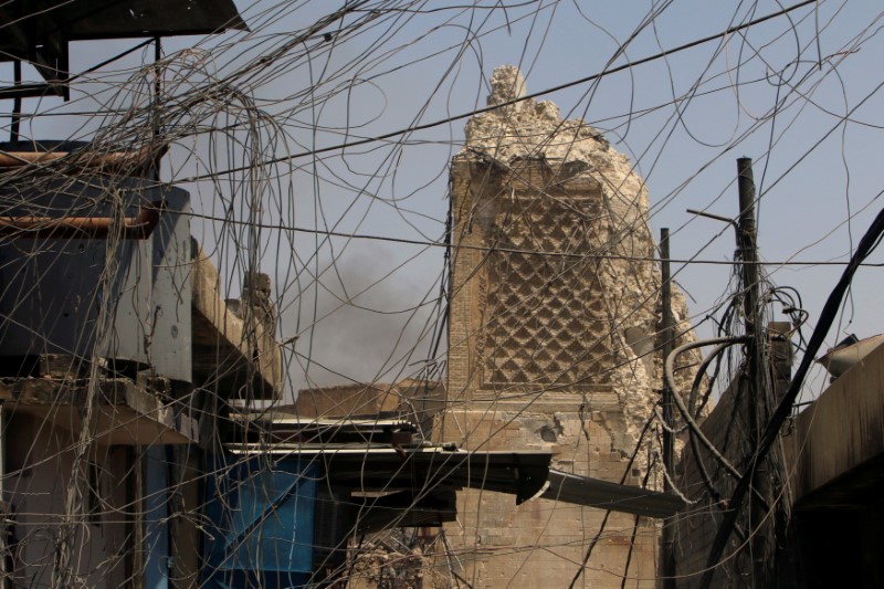 © Reuters. The destroyed al-Hadba minaret at Grand al-Nuri Mosque is seen at the Old City in Mosul