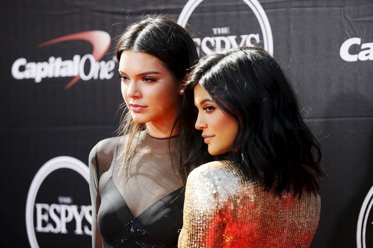 © Reuters. Kendall Jenner e Kylie Jenner em premiação em Los Angeles