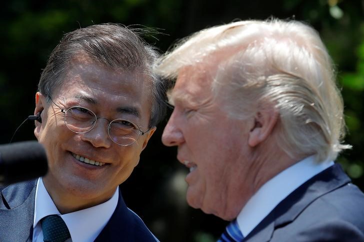 © Reuters. Presidentes dos EUA, Donald Trump, e da Coreia do Sul, Moon Jae-in, falam a jornalistas