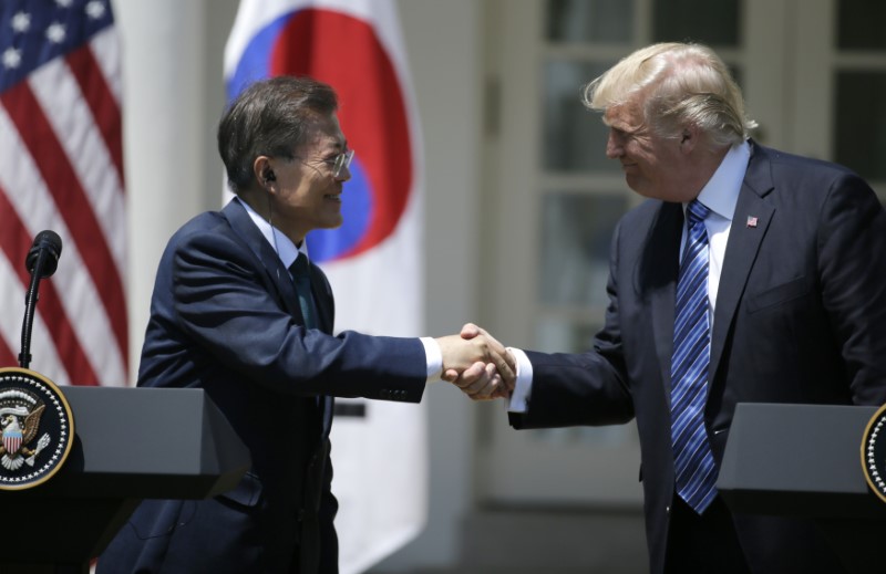 © Reuters. U.S. President Trump greets South Korean President Moon Jae-in prior to delivering joint statement at the White House in Washington