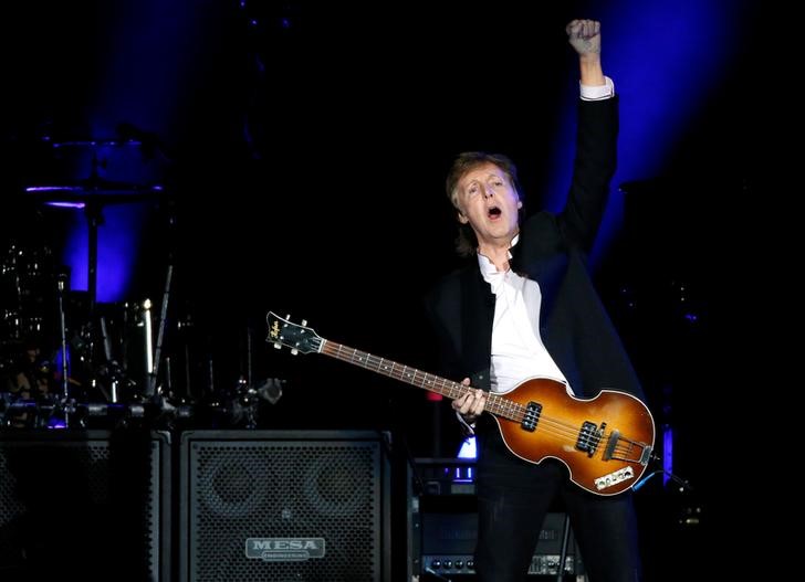 © Reuters. Paul McCartney durante show na Califórnia