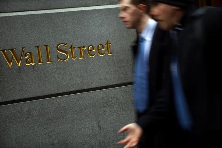 © Reuters. People walk past the New York Stock Exchange on Wall Street