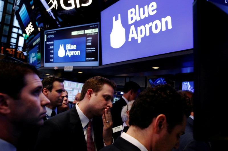 © Reuters. FILE PHOTO: Blue Apron CEO Matthew B. Salzberg stands on the floor of the New York Stock Exchange waiting for for the company's IPO in New York