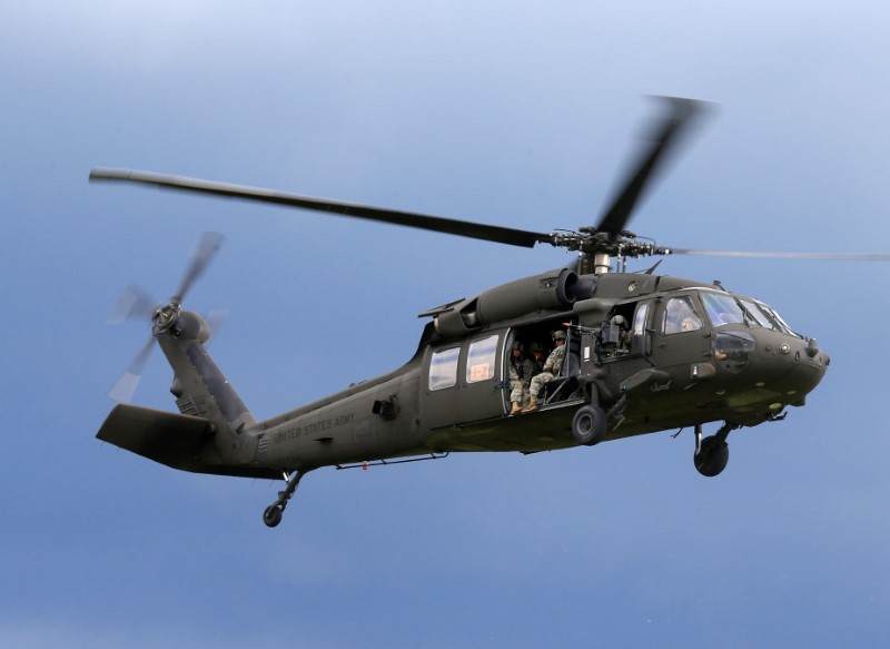 © Reuters. U.S. army soldiers get ready to land from Black Hawk helicopter during Suwalki gap defence exercise in Mikyciai