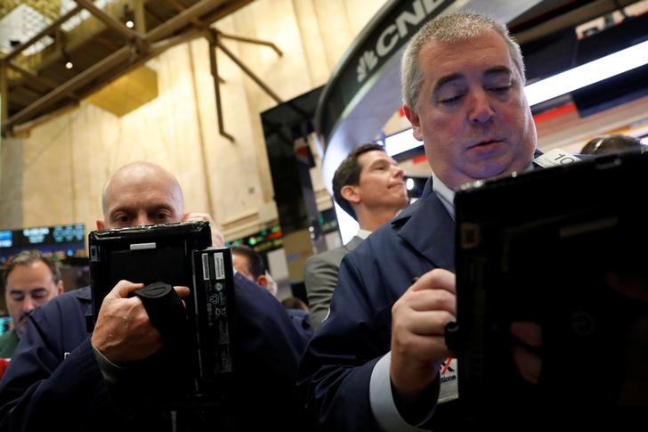 © Reuters. Traders work on the floor of the NYSE in New York