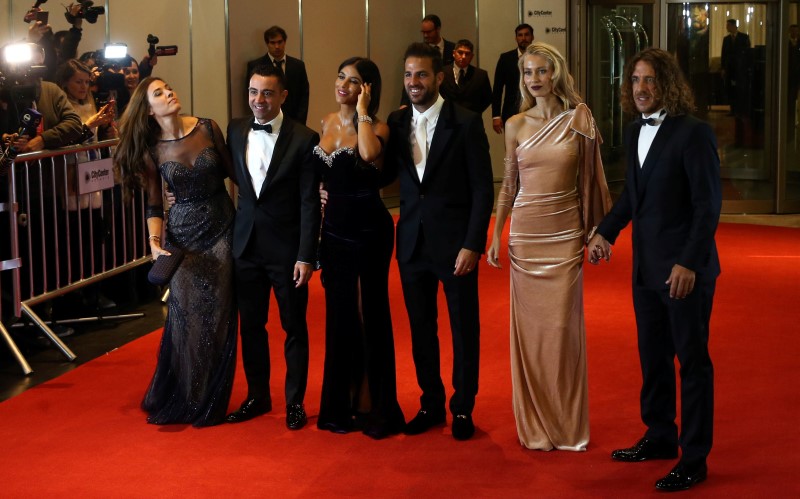 © Reuters. Argentine soccer player Lionel Messi's former Barcelona FC teammates and their wives pose for photographers as they arrive at the wedding of Messi and Antonela Roccuzzo in Rosario