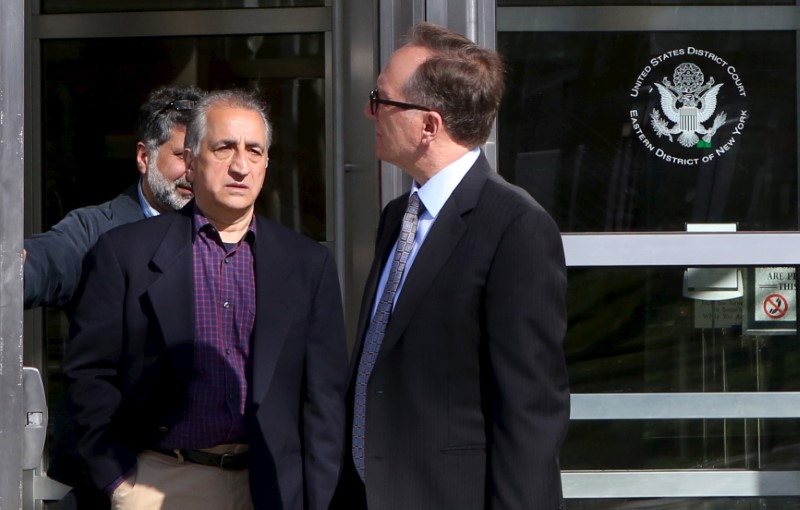 © Reuters. Ahmad Sheikhzadeh, a consultant to the Iranian mission to the United Nation, leaves Brooklyn Federal Court in New York