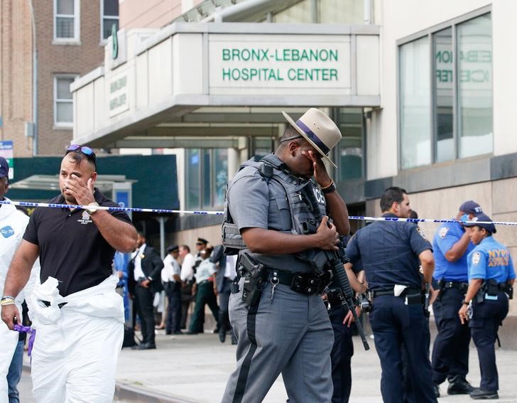 © Reuters. Policiais ocupam entrada de hospital em Nova  York