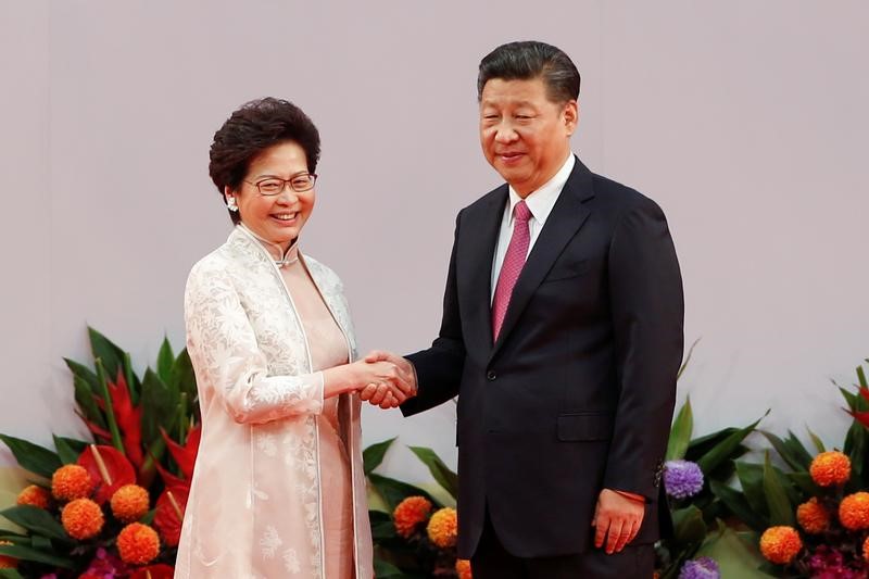 © Reuters. رئيسة هونج كونج التنفيذية الجديدة تؤدي اليمين أمام الرئيس الصيني