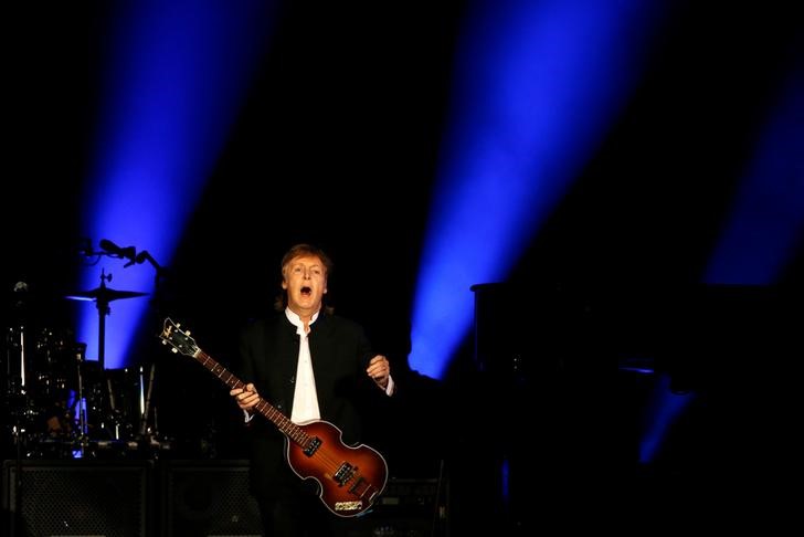 © Reuters. Paul McCartney en su presentación en el festival Desert Trip en Indio, EEUU