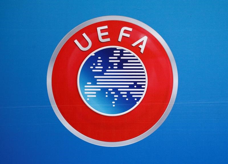 © Reuters. La UEFA estudia imponer límites salariales